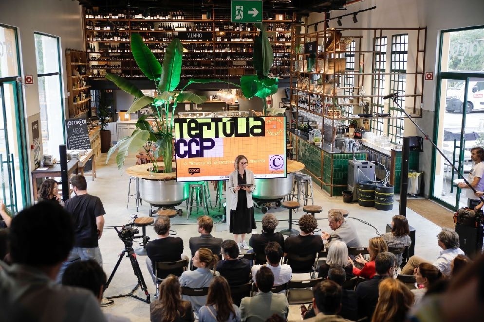 A talk taking place in Praça’s market space