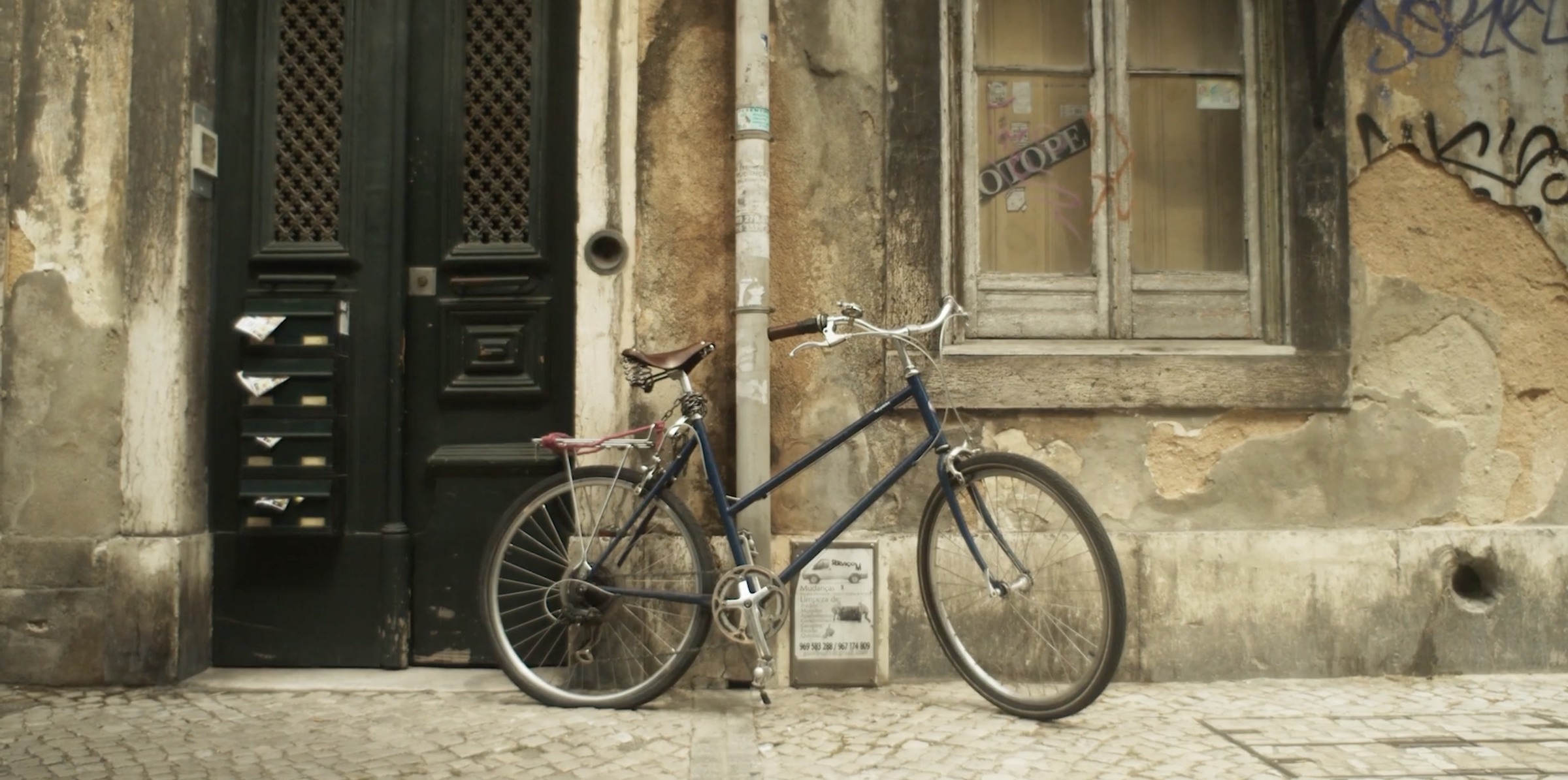 Bicycle against a Lisbon building in the Velo-City film